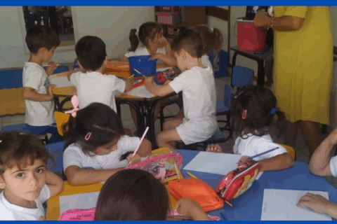 niños en clase, alumnos